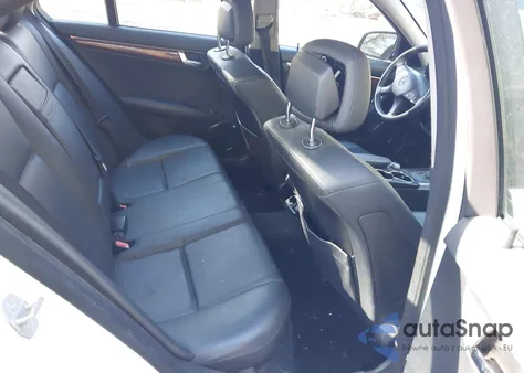 2008 Mercedes-Benz C 300 Luxury/Sport z USA, uszkodzony, nr VIN WDDGF54X48R039110